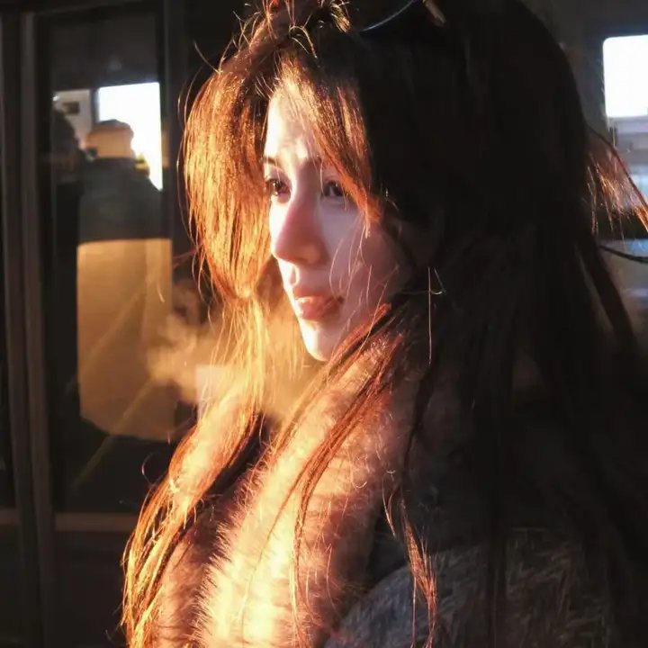 在深灰色的箱子中